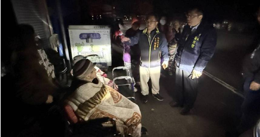 台南市長黃偉哲深夜趕赴現場。（圖／中國時報記者寶智華攝）