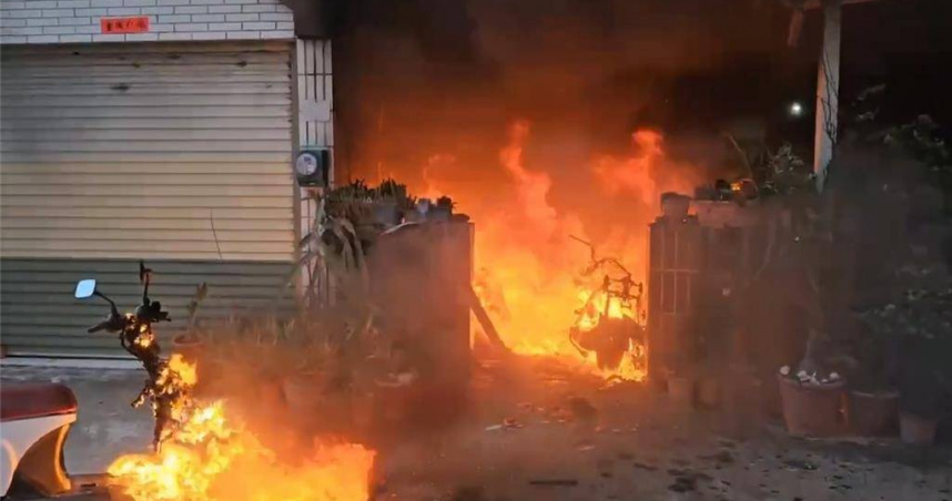 澎湖馬公市西衛里一棟民宅庭院29日一早機車火警，造成6機車全毀1名王姓住戶燒傷送醫。（圖／警消提供／許逸民澎湖傳真）