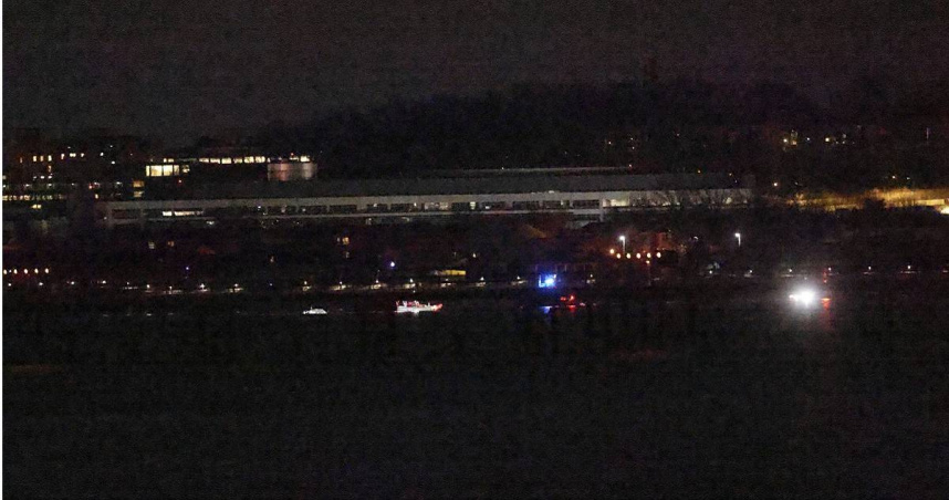 一架美國航空客機撞上軍方的黑鷹直升機後，失控墜毀在波多馬克河（Potomac River）。（圖／達志／美聯社）