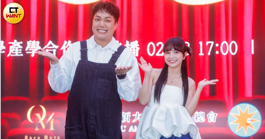 世新校友關韶文（左）、徐凱希接下主持棒。（圖／趙文彬攝）