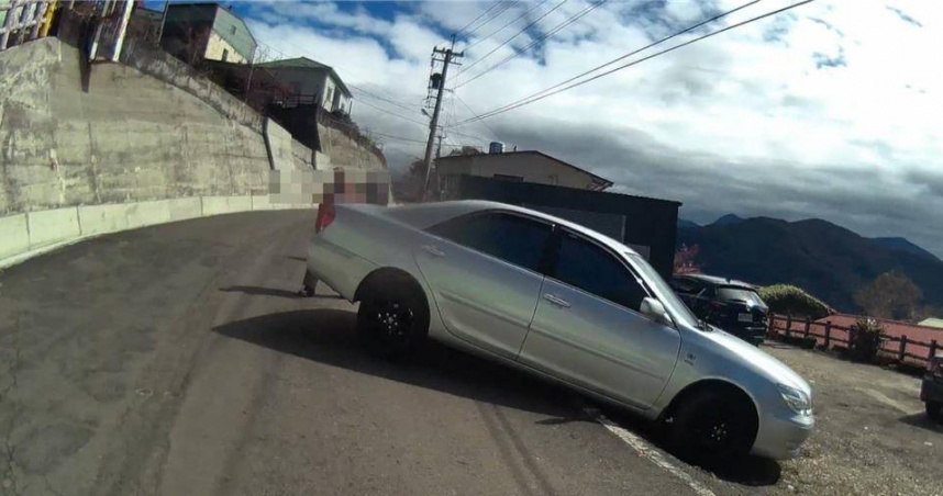 高雄女子賞櫻迷路陷坡坎警方即刻救援脫困。（ 圖／翻攝畫面）