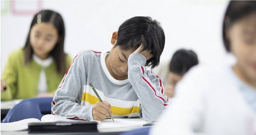 一名國中生的模擬考成績是全校排名第8，但期末考卻倒退嚕掉到21名，眼見成績不理想，孩子回家卻還是東摸西摸，不認真讀書，讓該名媽媽感到很擔憂。（示意圖／擷取自TPG達志影像）