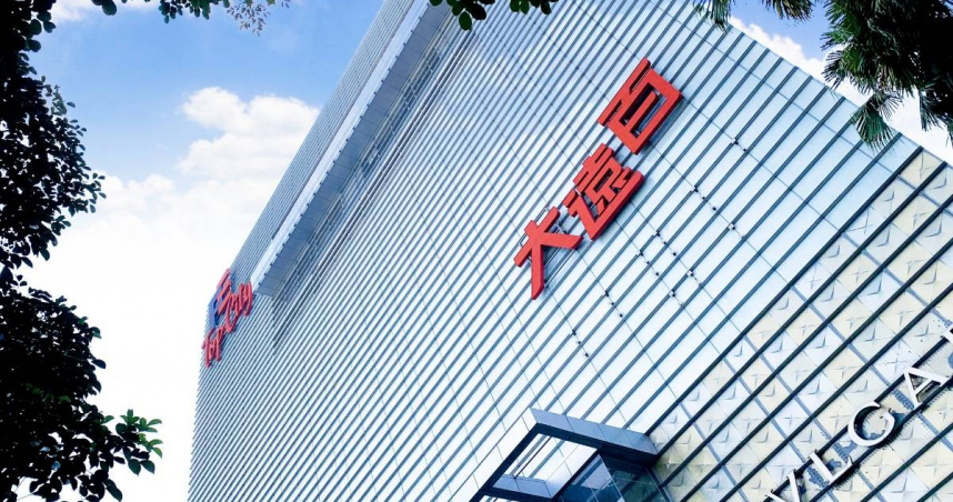 台中大遠百位於發生氣爆事故的新光三越隔壁，百貨大樓也受到爆炸波及，業者目前已派員評估會勘影響，目前館內仍正常營業。（圖／翻攝自臉書／遠東百貨 Top City台中大遠百）