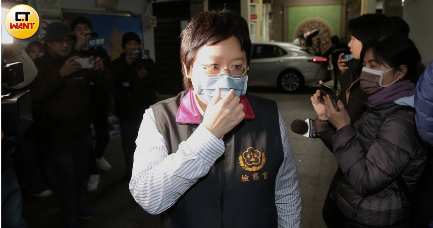 台中新光三越氣爆釀4死29傷，檢察官、法醫抵殯儀館進行相驗。（圖／黃耀徵攝）