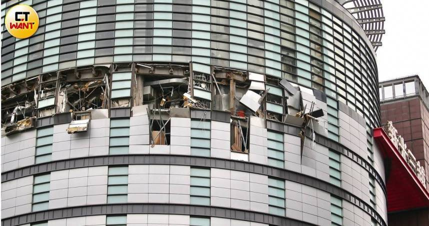 台中新光三越中港店13日發生嚴重氣爆意外。（圖／黃耀徵攝）