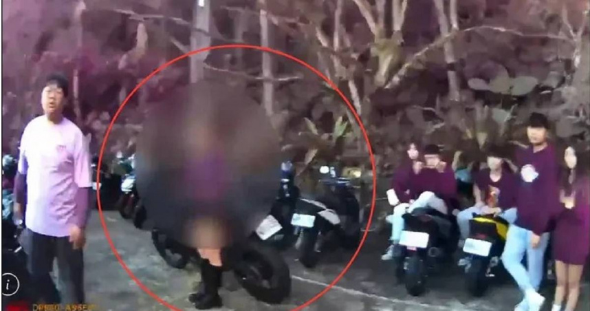 短裙少女逃逸北宜公路無照駕駛改裝車遭警方追捕。（ 圖／翻攝畫面）