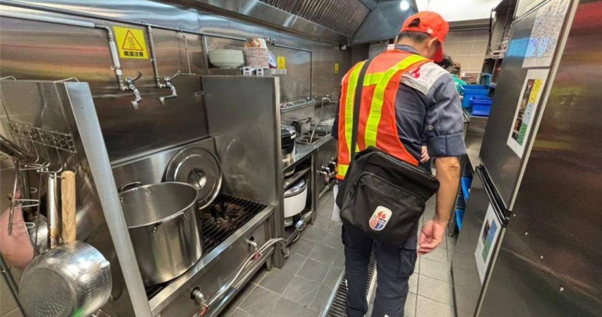 台中市政府2月14日起針對轄內39家大型百貨商場及量販店，展開公共安全專案聯合稽查。（圖／台中市府提供)