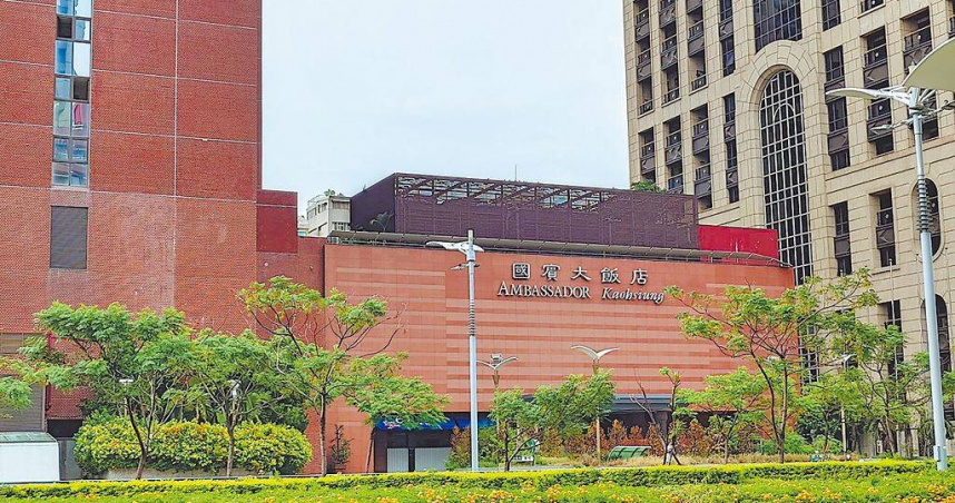 高雄國賓危老重建案，高雄市工務局20日公布委託第三方機構所提出的鑑定報告，確認符合危老資格，仍引發地方所組的自救會提出質疑。（圖／中國時報任義宇攝）