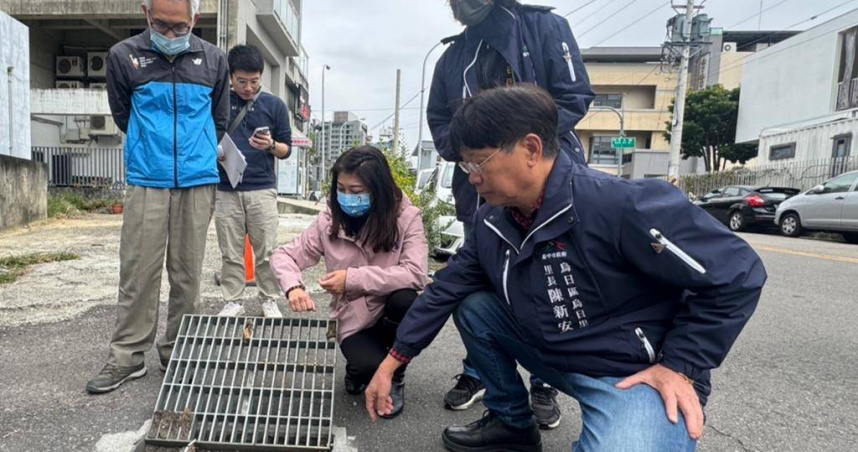 台中市烏日區大同八街一帶排水溝渠近日即便沒有下雨，仍如湧泉一般狂冒水，不僅造成路面溼答答，下雨時則會積大水，台中市議員吳瓊華24日邀集相關單位會勘，初步先請廠商清除阻塞物，後再評估是否進行排水改善工程。（圖／中國時報記者潘虹恩攝）