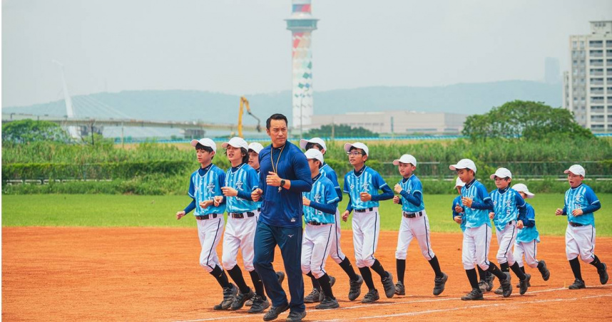 《器子》張孝全（前）訓練一群少年棒球隊。（圖／華映提供）