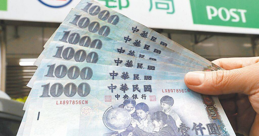 我國去年稅收超徵創歷史新高，國民黨立院黨團主張全民普發現金1萬元，並擬推動修法，將還稅於民法制化，藍委林德福4日質詢行政院長卓榮泰，若政院有對案，可提至委員會討論，卓揆回應「會朝這個方向走」。（圖／報系資料照）