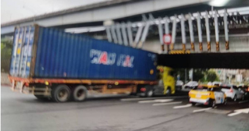 北市內湖區南湖大橋往康寧路三段7日上午發生貨櫃車未注意限高，當場卡住。（圖／翻攝畫面）