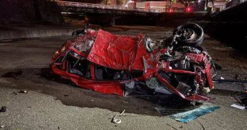 張男酒駕疑過彎車速過快，導致該車衝破欄杆並墜落麻園頭溪，造成他肋骨斷裂挫傷送醫。（圖／翻攝畫面）