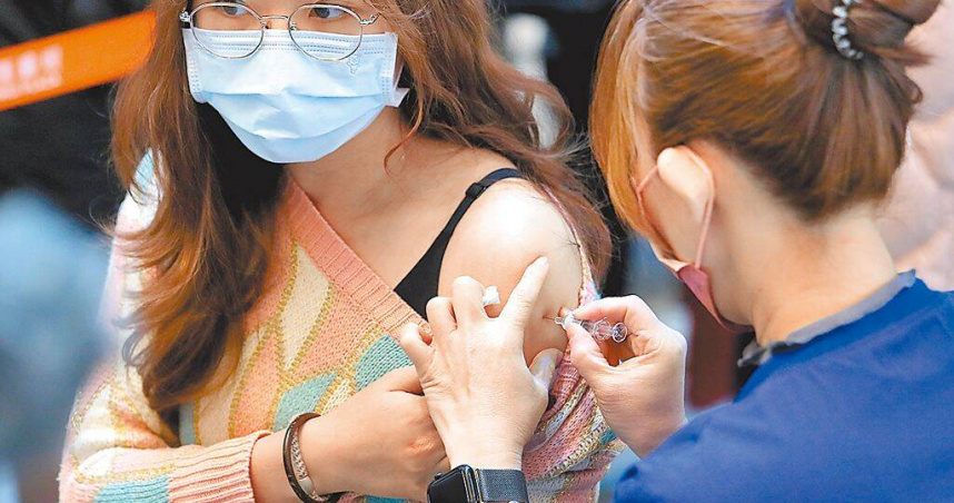 圖為醫護人員為民眾施打流感疫苗 。（圖／報系資料照）