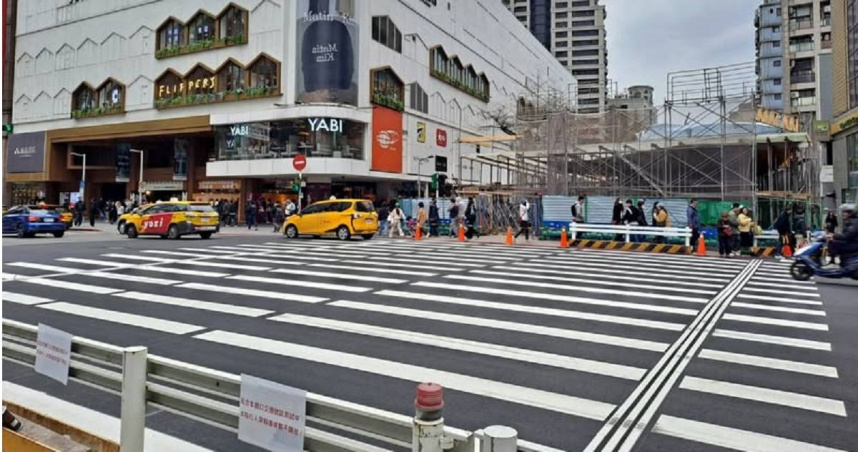 近日有民眾發現，捷運中山站1、4號出口斑馬線拓寬了，不少網友大讚，路口新設計宛如澀谷街頭。（圖／擷取自Facebook／零號出口 Exit No.0）