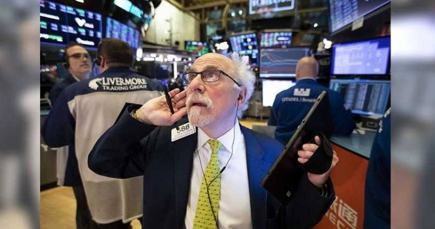 美國股市28日續挫，道瓊狂瀉715點，費半指數重摔近3%。（圖／報系資料照）