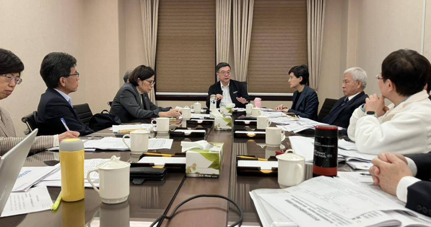 行政院長卓榮泰今再度召開會議，邀集中央銀行、金管會及財政部等單位，聽取各機關因應金融波動的相關措施報告。（翻攝畫面）