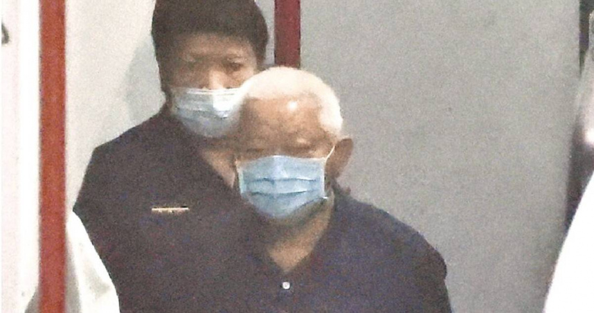 民眾黨前主席柯文哲京華城案17日開庭，共諜案邱世元、黃取榮（見圖）與柯一樣被羈押在台北看守所，3人與他案被告一同搭囚車抵達北院，等候法官開庭。（圖／鄧博仁攝）