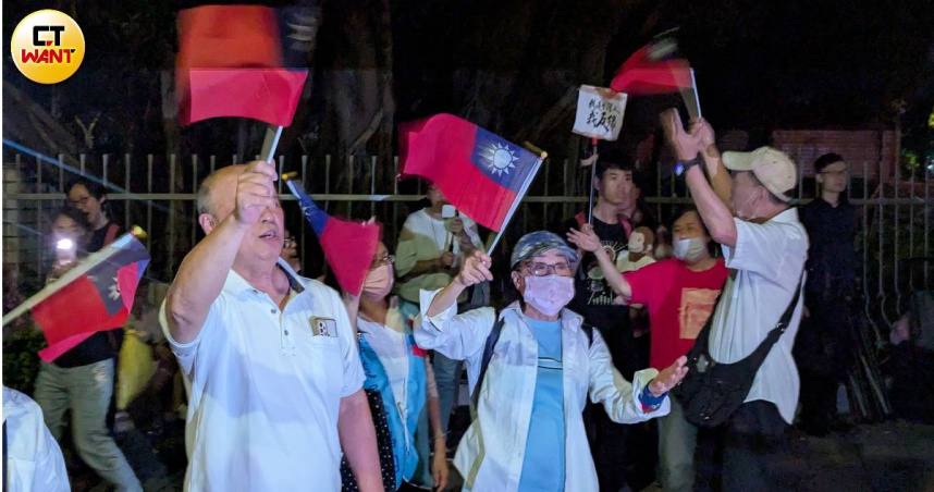 國民黨主委黃呂錦茹4人遭羈押，楊智伃與支持者18日晚間也現身愛國西路意見表達區聲援。（圖／林冠吟攝）