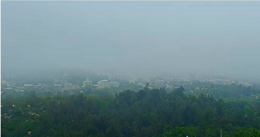 中央氣象署19日針對金門地區發布濃霧特報，一早能見度不足200公尺，海空交通一度停擺。(圖／擷取自金門134高地即時影像)