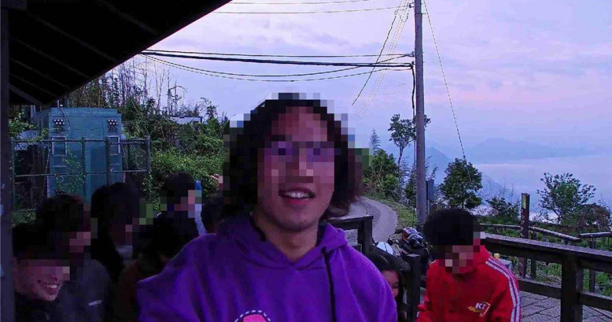 阿里山人氣最高的二延平鏡頭君，今（24日）清晨5點多遭一群熱血夜衝年輕人任意轉動。（圖／阿里山管理處提供）