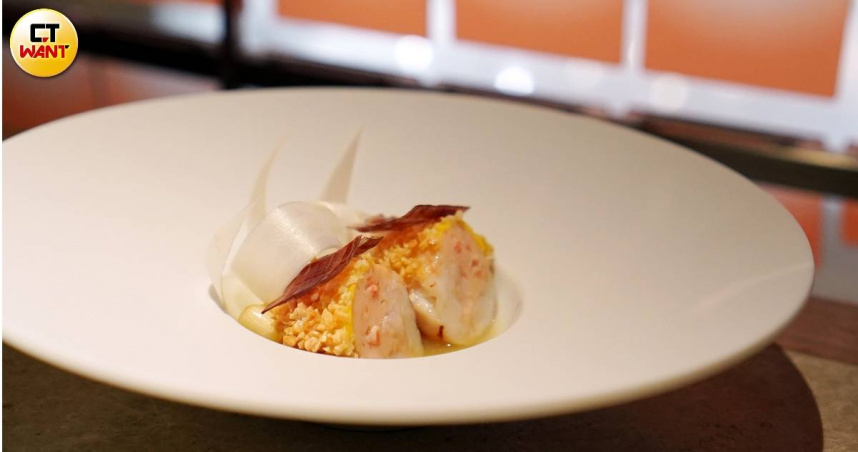 「皛」的菜品取名自三種主食材「明蝦」、「杏仁」與「白蘆筍」的潔白明亮，做法結合潮汕與西式元素。（圖／魏妤靜攝）