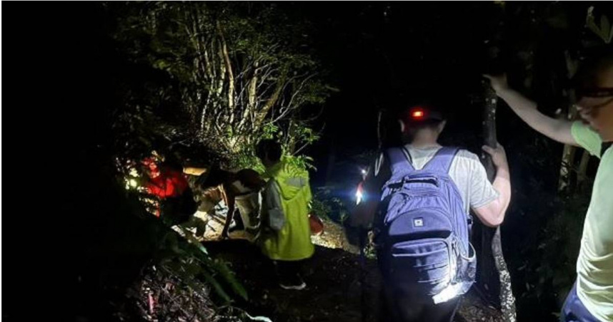 劉父1家4口前往石牛山健行，結果返程時不慎迷路受困，經消防員援救下皆平安下山。（圖／翻攝畫面）