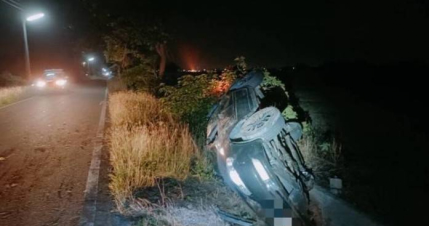 李男駕車突自撞路樹，再失控衝進溝渠翻車，造成他重傷送醫仍宣告不治。（圖／翻攝畫面）