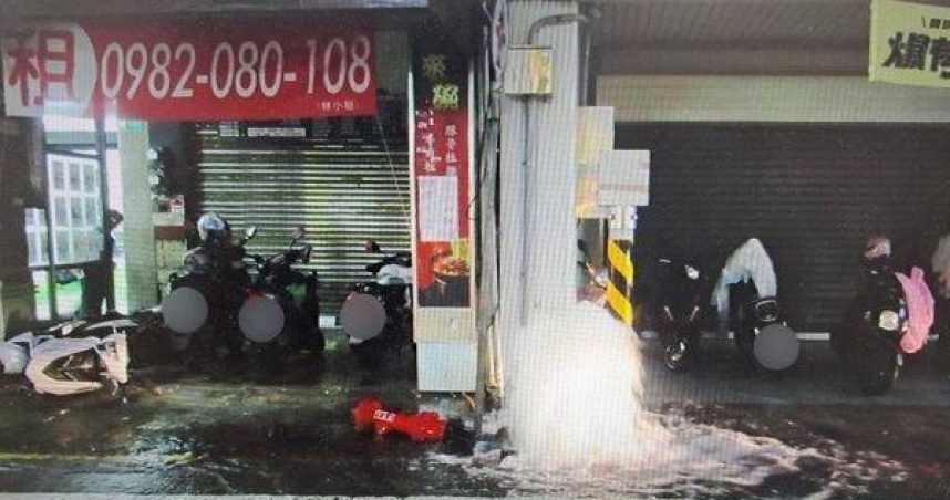 台南男開車失控撞消防栓。（ 圖／翻攝畫面）