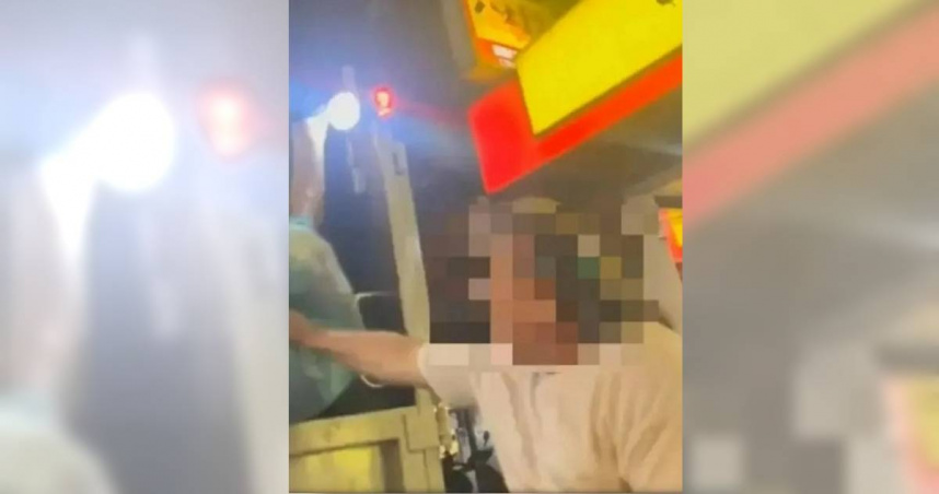 新北市新店區加拿大籍男子因回收分類不當遭拒收，怒丟擲垃圾導致清潔員受傷。（圖／翻攝畫面）