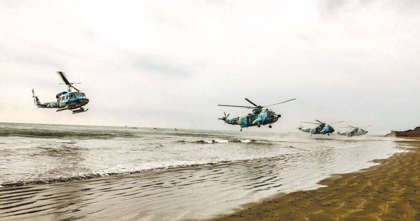 以色列與伊朗軍事衝突升溫，伊朗2022年在阿曼灣沿岸與荷姆茲海峽附近舉行年度演習。（圖／達志／路透社）