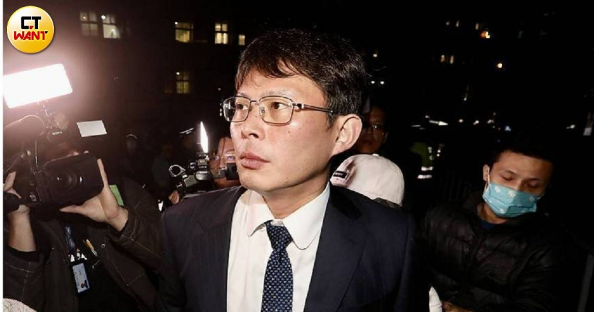 民眾黨立委黃國昌於立院播放「偵訊示範音檔」引發爭議，法官協會指出此舉坐實法庭直播恐遭斷章取義、干擾司法審判的風險。（圖／方萬民攝）