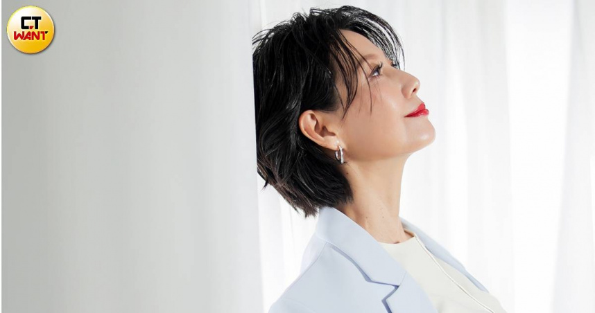 Club Monaco白色背心、Club Monaco白色長褲、Club Monaco藍色西外、Pandora手環、Pandora耳環（圖／林士傑攝）