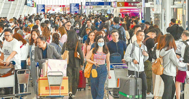 新台幣驚驚漲,意外帶動國人暑期出國意願出籠。圖為桃園機場入境旅客。(圖/報系資料照)