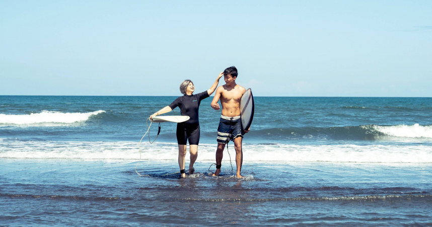 楊貴媚在《喝酒吧！笨蛋》有小鮮肉男友。（圖／逆光電影提供）