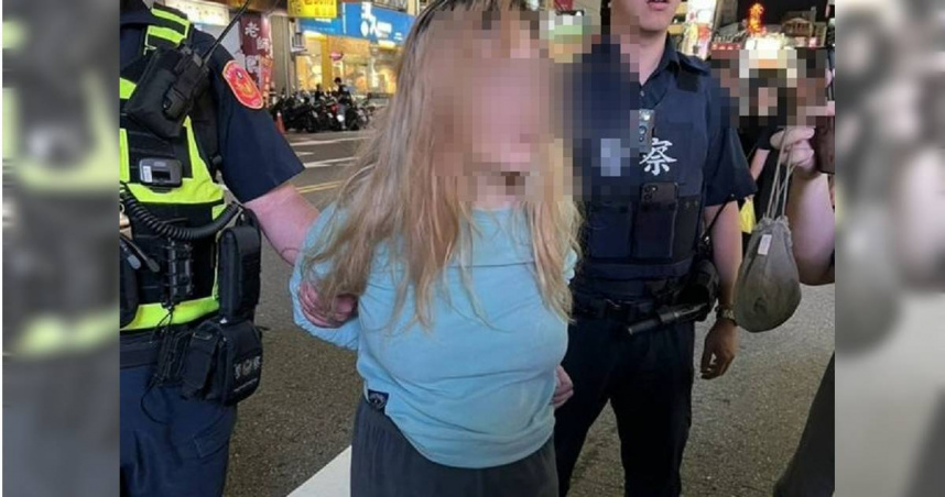 彰化芳苑鄉42歲周姓女子涉嫌持刀攻擊母親致死，警方在台中逢甲夜市將其逮捕。（圖／翻攝畫面）