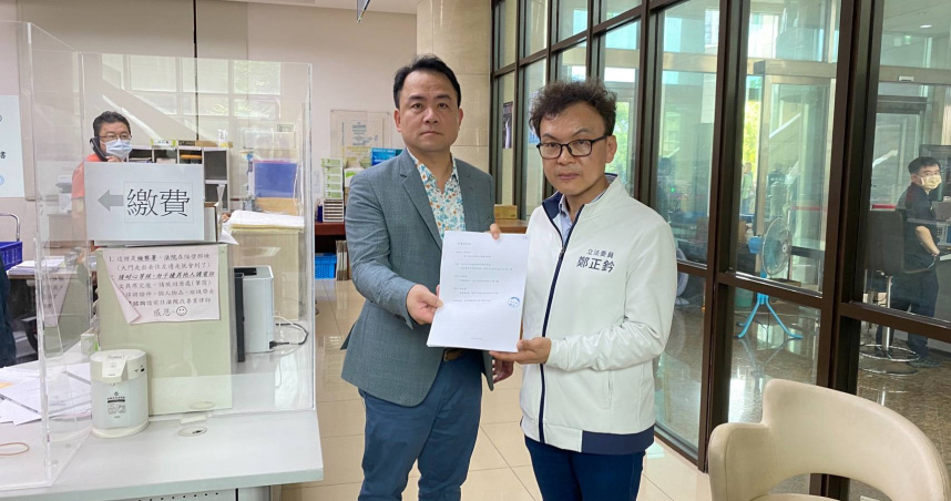 藍委鄭正鈐1日赴新竹地檢，告發民進黨立院黨團總召柯建銘等人，涉犯《刑法》及《選罷免》等罪。（圖／鄭正鈐辦公室提供）