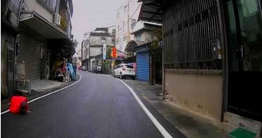 紅衣怪客路邊詭異蠕動 大膽警查看才知真相