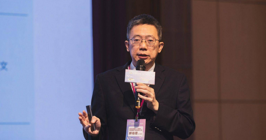 國立台中教育大學校長郭伯臣發表專案報告，表示教育部下階段AI教育將全面升級中小學數位學習環境。（圖／教育部提供）