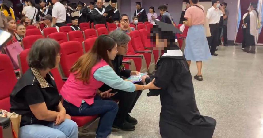 空中大學一名王姓女畢業生，在畢業典禮上向高雄市副市長李懷仁下跪陳情。（圖／報系資料照）