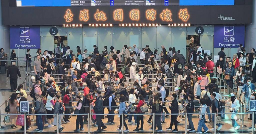 旅遊帶藥返台轉賣違法，桃園查獲325件違規開罰912萬。圖為機場出國人潮。（示意圖／報系資料照）