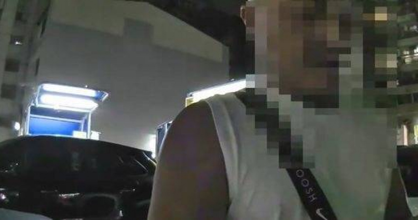酒駕男逼車嗆聲還掏萬元現金求和。（圖／翻攝畫面）