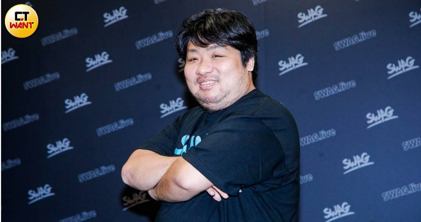 統神出席簽約成人直播平台SWAG記者會，預告明晚直播尺度「無極限」。（圖／趙文彬攝）