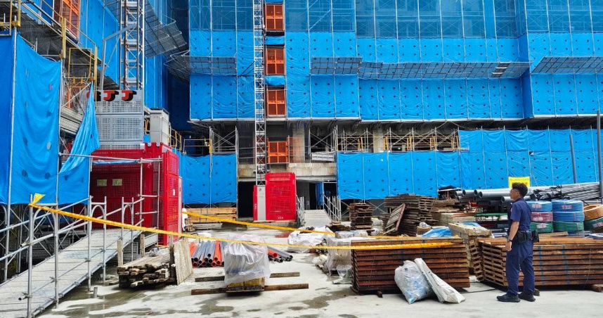 泰山某建案工地工安意外，工人從11樓鷹架跌落送醫搶救中。（圖／翻攝畫面）