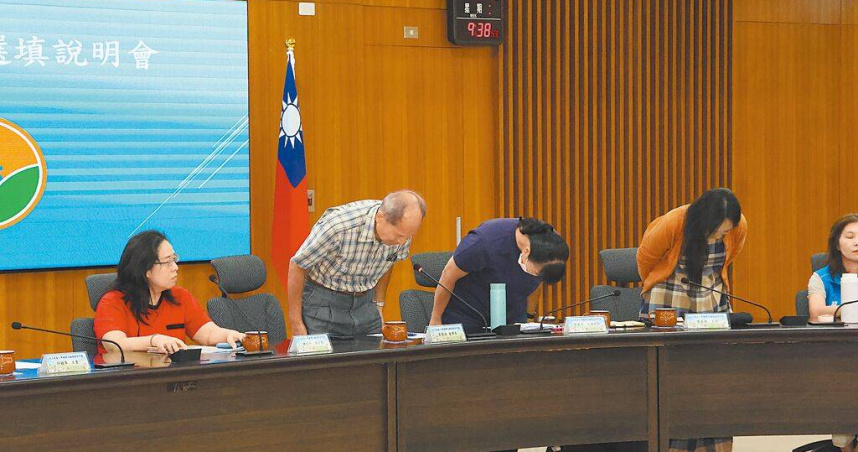 建臺中學新任董事長葉雲城（左二）30日帶領教務主任陳瑩樺等學校人員，向學生及家長鞠躬道歉，希望能將學生損害降到最低。（圖／中國時報謝明俊攝）