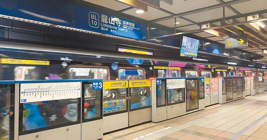 台北捷運板南線在平日上班尖峰時段列車班距已近系統極限，但有許多在龍山寺站等車往台北車站的民眾仍會遇到「有車擠不上去」的困境。（圖／中國時報邱芊攝）