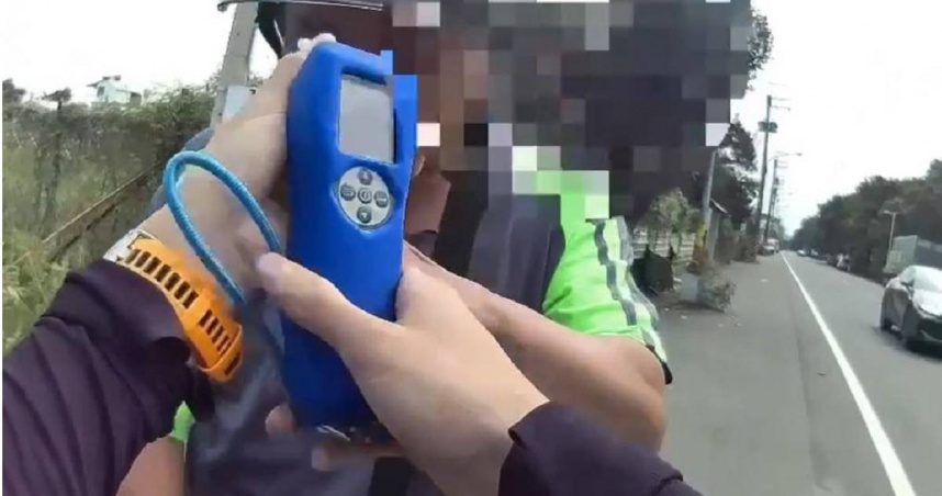 屏東47歲謝男不僅酒駕違規還襲警，酒測值高達0.81毫克，訊後依公共危險、妨害公務罪嫌送辦。（圖／警方提供／中國時報記者謝佳潾屏東傳真）