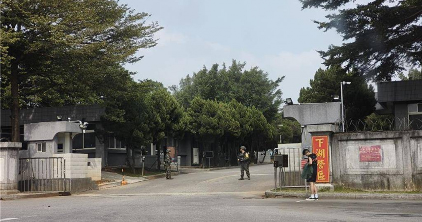 海軍陸戰隊66旅砲兵營營部連高姓連長休假，與郭姓副連長到桃園火車站前吃火鍋。（圖／報系資料照）