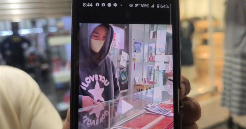 台東市今晚發生銀樓搶案，業者出示搶匪照。（圖／讀者提供）