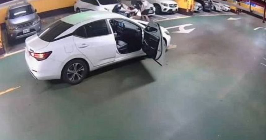 北市信義分局獲報有男子因債務糾紛，於停車場遭人強押擄走虐打，並向家屬要求400萬元的贖金。（圖／翻攝畫面）
